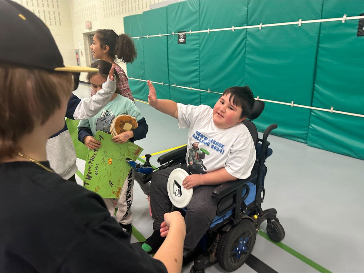 Theo Begin Frisbee 3